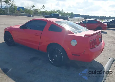 2008 Ford Mustang V6 Deluxe/V6 Premium z USA, uszkodzony, nr VIN 1ZVHT80N185150814